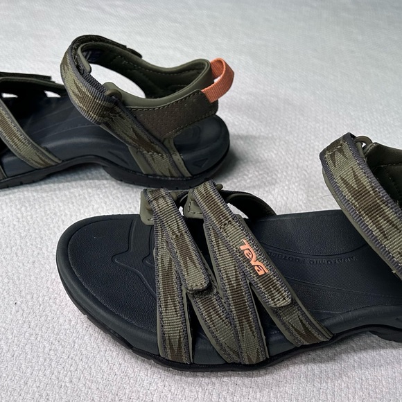 Teva sandals lightly used - Picture 2 of 7